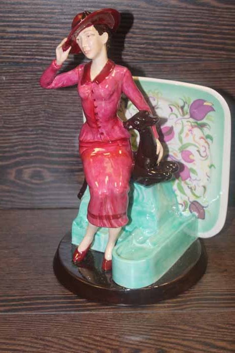 KEVIN FRANCIS LIMITED EDITION FIGURINE
of Susie Cooper, boxed with certificate of authenticity,