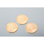 GROUP OF THREE GEORGE V GOLD SOVEREIGNS dated 1925,