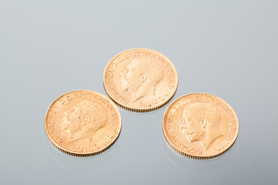 GROUP OF THREE GEORGE V GOLD SOVEREIGNS dated 1911 (2) and 1912