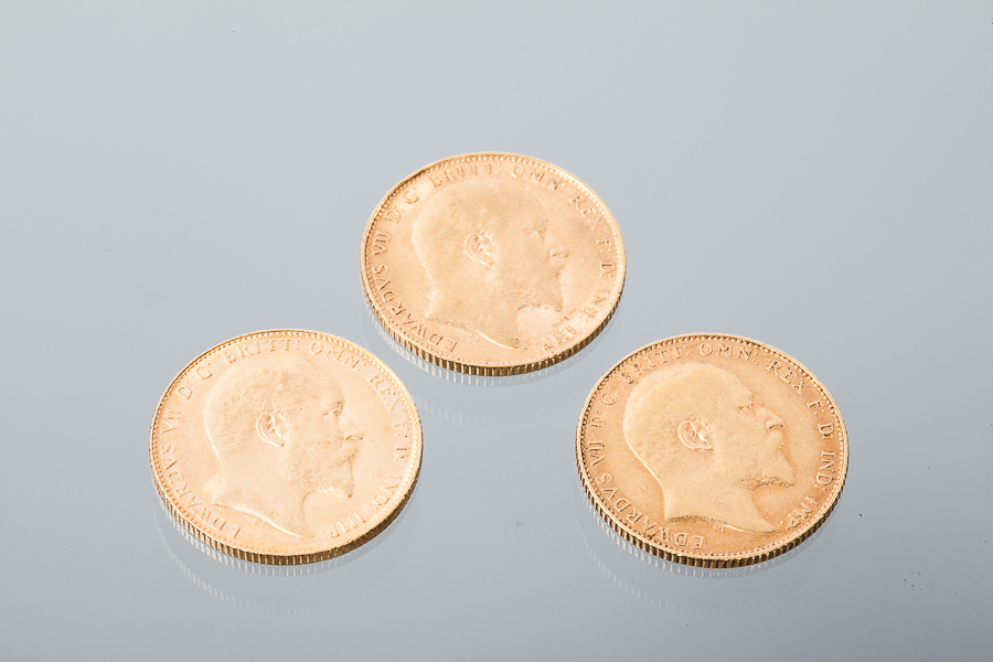 GROUP OF THREE EDWARD VII GOLD SOVEREIGNS dated 1907 and 1910 (2)