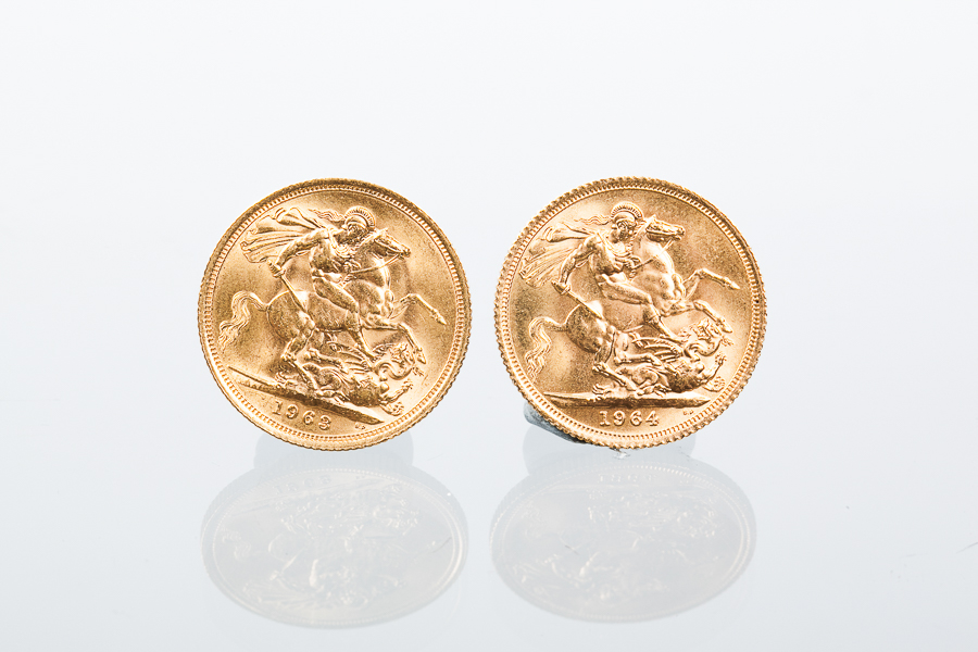 GROUP OF TWO ELIZABETH II YOUNG HEAD GOLD SOVEREIGNS dated 1963 and 1964 - Image 2 of 2