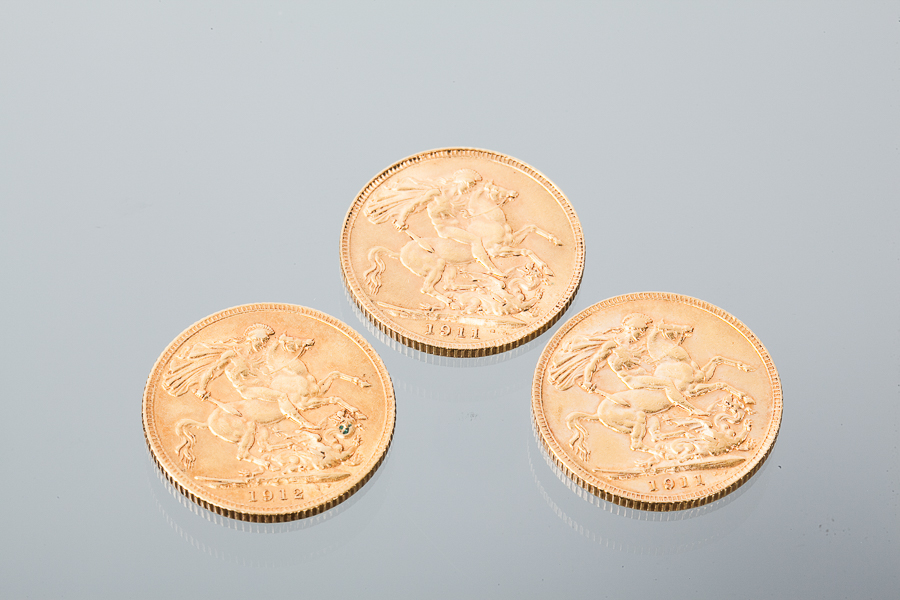 GROUP OF THREE GEORGE V GOLD SOVEREIGNS dated 1911 (2) and 1912 - Image 2 of 2