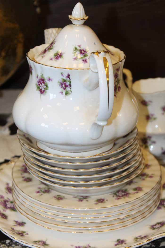 ROYAL ALBERT SWEET VIOLETS PATTERN TEA SET
comprising a tea pot, sugar, cream, cake plate, six cups,