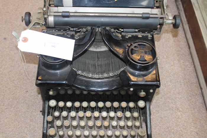 VINTAGE ROYAL TYPEWRITER