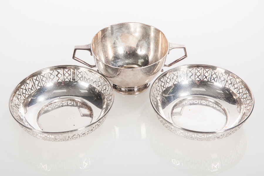 GEORGE V SILVER TWIN-HANDLED CUP
maker Wakely & Wheeler, London 1924, engraved with inscription 'D.