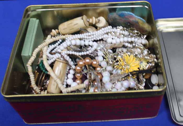 LOT OF VARIOUS COSTUME JEWELLERY
including vintage brooches, malachite and silver necklace,