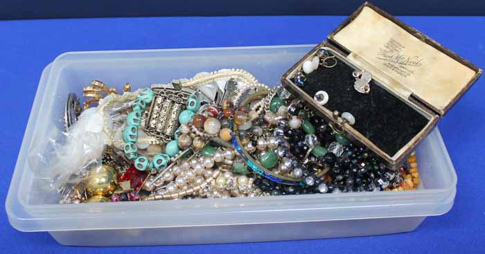 LOT OF VARIOUS VINTAGE AND MODERN COSTUME JEWELLERY
including an ambner necklace, mother of pearl,