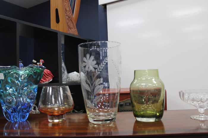 BLUE MOULDED GLASS VASE AND FOUR OTHER ITEMS OF GLASS WARE