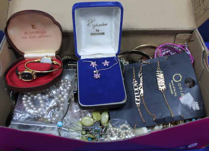 LOT OF VARIOUS VINTAGE AND MODERN COSTUME JEWELLERY
including bracelets, watches, beads, etc.