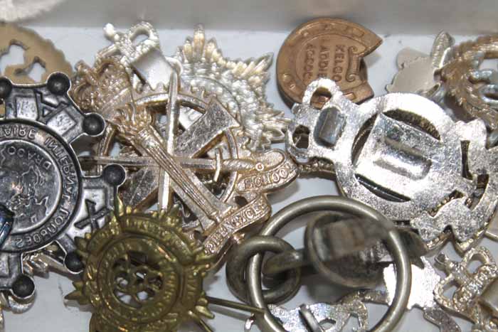 COLLECTION OF MILITARY BUTTONS AND BADGES 
along with a 1st Lanarkshire R.G.