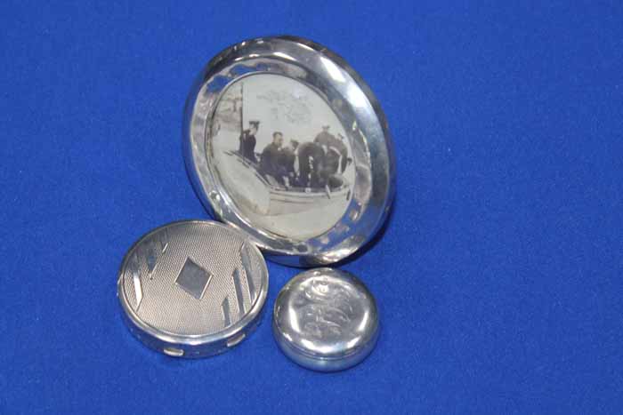 SILVER MOUNTED CIRCULAR PHOTOGRAPH FRAME
Birmingham 1919, 9cm high; together with silver pill box,