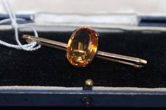 9CT GOLD BAR BROOCH SET CITRINE