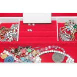 LOT OF VARIOUS COSTUME JEWELLERY
including brooches,