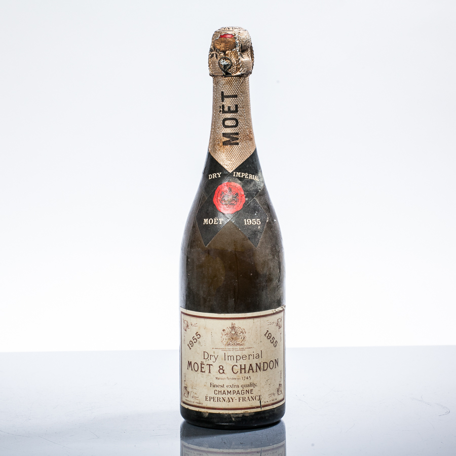 MOET ET CHANDON DRY IMPERIAL 1955
Epernay, Champagne, France.