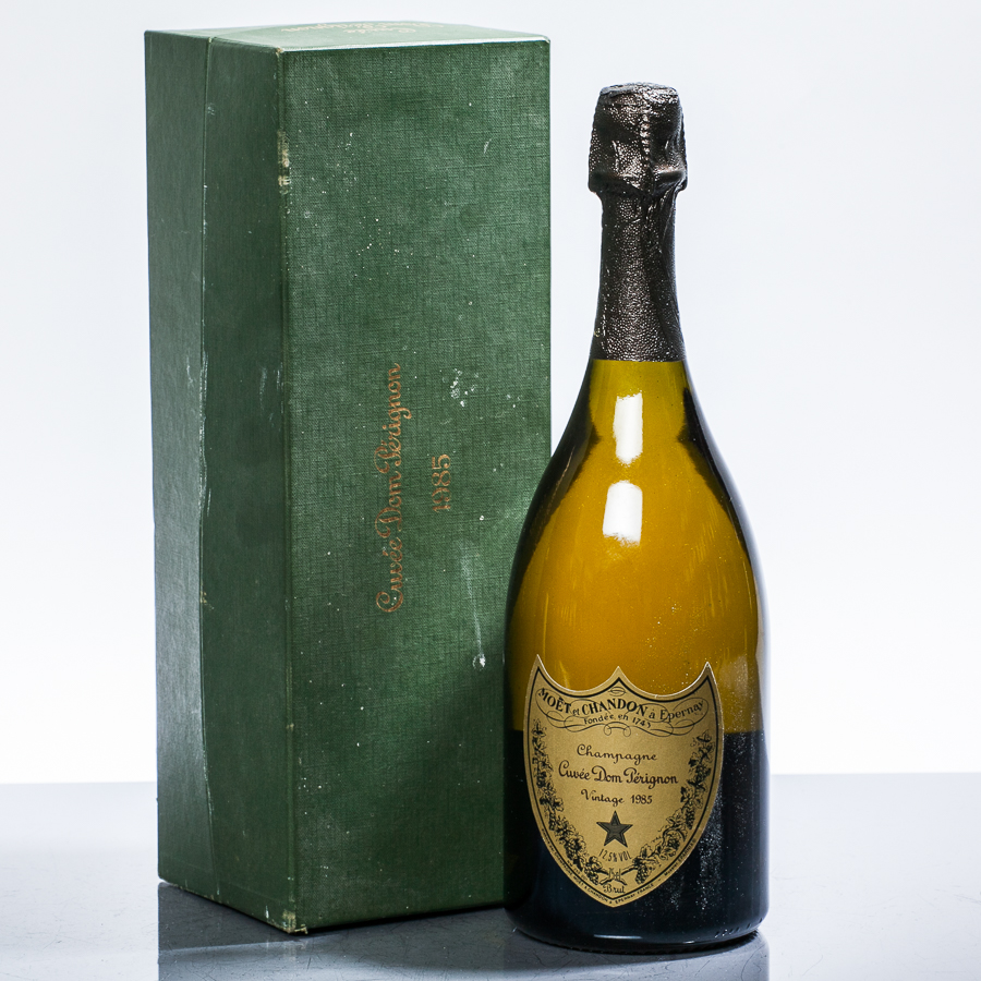 CHAMPAGNE CUVEE DOM PERIGNON 1985
Moet et Chandon. 75cl, 12.5% volume, in presentation box.