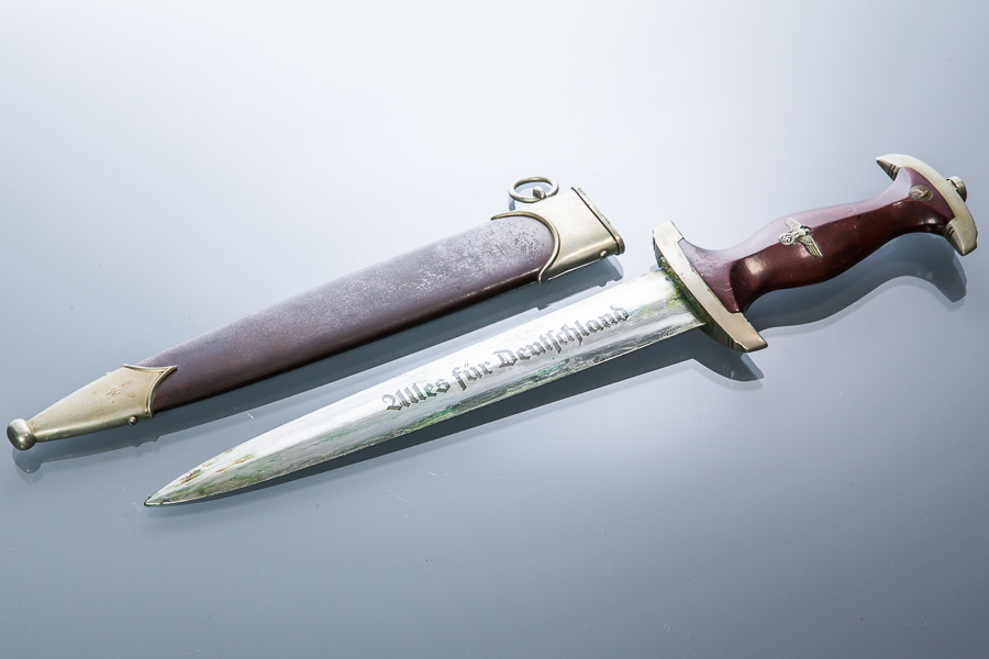 WITHDRAWN
WWII GERMAN ORDINARY RANKS DAGGER with steel scabbard, the blade engraved 'Alles fur