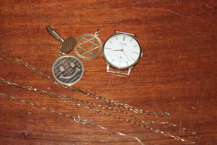 GENT'S GOLD WATCH AND A GROUP OF SCRAP GOLD