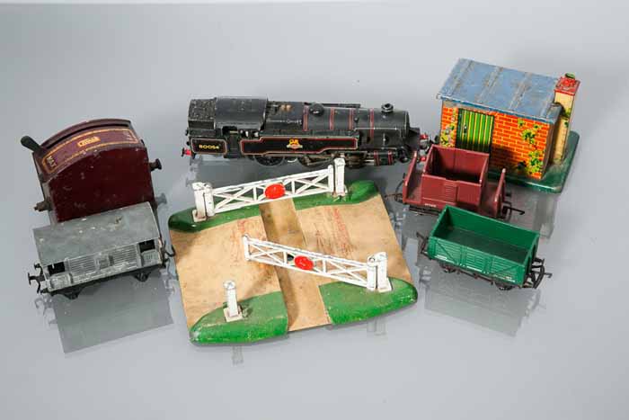 COLLECTION OF MISCELLANOUS HORNBY DUBLO 00 GAUGE ITEMS
including a tank locomotive, 80054,