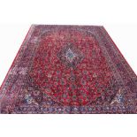 AN ATTRACTIVE KASHAN WOVEN RUG,