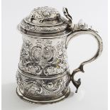 A SILVER CRESTED AND LIDDED TANKARD,