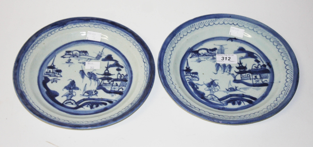 A PAIR OF LATE 18TH CENTURY EARLY 19TH CENTURY PORCELAIN BLUE AND WHITE PLATES, each 9.75in (