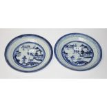 A PAIR OF LATE 18TH CENTURY EARLY 19TH CENTURY PORCELAIN BLUE AND WHITE PLATES, each 9.75in (