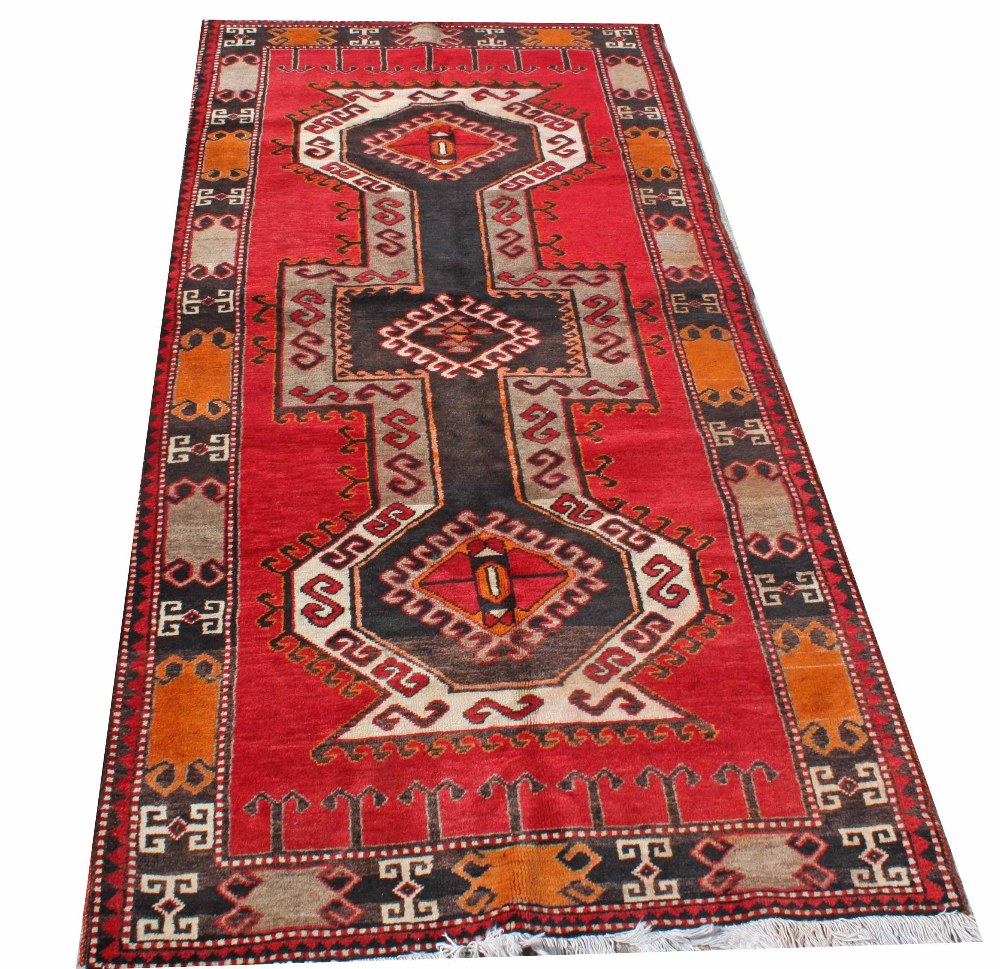 A BURGUNDY GROUND KASHAN RUG,