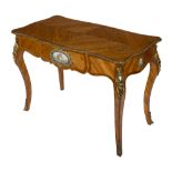 A VERY ATTRACTIVE KING WOOD INLAID AND BRASS MOUNTED SERPENTINE SHAPED FRENCH CENTRE TABLE,