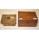 A 19TH CENTURY INLAID ROSEWOOD CASKET SHAPED JEWELLERY BOX,