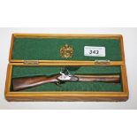 A CASED MINIATURE SCALE MODEL OF A ROYAL MAIL FLINTLOCK BRASS BARREL BLUNDERBUSS,