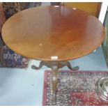 A CIRCULAR 19TH CENTURY MAHOGANY SNAP TOP OCCASIONAL TABLE,