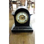 AN EDWARDIAN BLACK MANTLE CLOCK, round dial, approx 10in (25cm) high x 8in(20cm) wide.