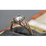 A VERY PRETTY SOLITAIRE RING,