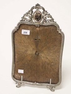 AN UNUSUAL EARLY 20TH CENTURY SILVER PLATED TABLE TOP PHOTO FRAME,