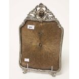 AN UNUSUAL EARLY 20TH CENTURY SILVER PLATED TABLE TOP PHOTO FRAME,