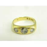 A THREE STONE DIAMOND GIPSY SET GENTLEMAN'S RING IN 18CT GOLD, LONDON 1936, 10.4G