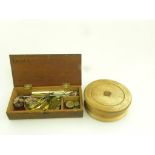 A VICTORIAN COIN BALANCE WITH BRIGHT STEEL BEAM AND BRASS PANS, IN MAHOGANY BOX AND A SET OF NINE