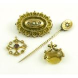 A MINIATURE GOLD AND CITRON GLASS SWIVEL FOB SEAL, A GOLD STICK PIN AND TWO OTHER ITEMS