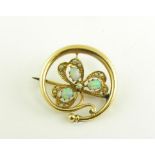 AN OPAL AND SPLIT PEARL CLOVER LEAF BROOCH IN GOLD, MARKED 585, EARLY 20TH C, 2.8G