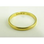 A 22CT GOLD WEDDING RING, 2.3G