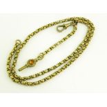 A YELLOW METAL GUARD CHAIN WITH A VICTORIAN GOLD MOUNTED WATCH KEY, 17G GROSS