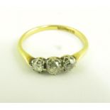 A DIAMOND THREE STONE RING IN GOLD, MARKED 18CT PLAT, EARLY 20TH C, 2.2G