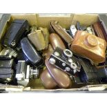 A COLLECTION OF VINTAGE 35MM AND FOLDING CAMERAS BY VARIOUS MANUFACTURERS, MANY 1920S/40S