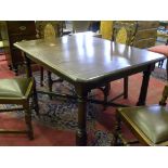 AN OAK DINING TABLE, EARLY 20TH C