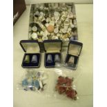 A COLLECTION OF WEDGWOOD AND OTHER ROYAL COMMEMORATIVE THIMBLES, VENETAN GLASS MINIATURE ANIMALS,