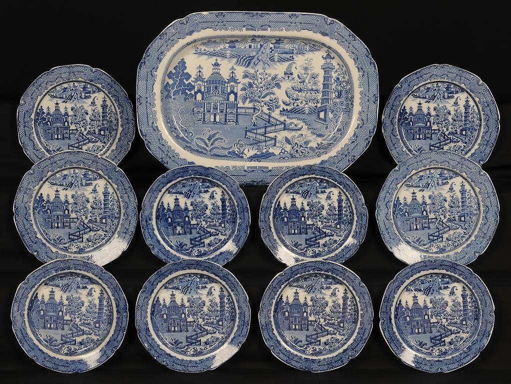 AN ENGLISH BLUE PRINTED  PEARLWARE CHINOISERIE DINNER SERVICE, C1800  dish 47cm w (11)++All in