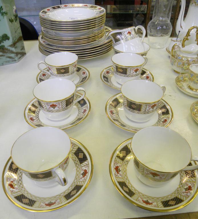 A ROYAL CROWN DERBY DERBY BORDER DINNER SERVICE