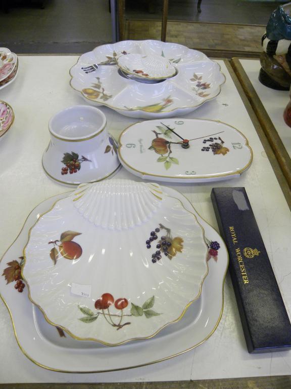 A SMALL GROUP OF ROYAL WORCESTER EVESHAM PATTERN WARE INCLUDING AN HORS D'OEUVRE DISH AND A WALL