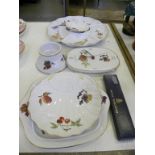 A SMALL GROUP OF ROYAL WORCESTER EVESHAM PATTERN WARE INCLUDING AN HORS D'OEUVRE DISH AND A WALL