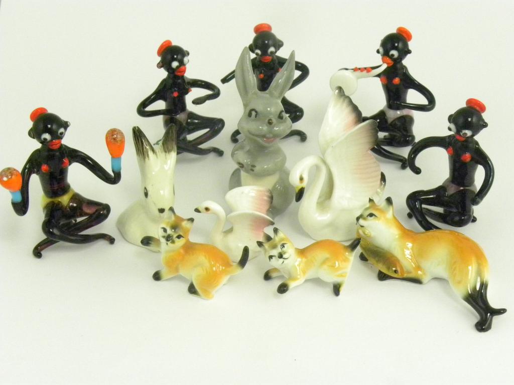 A QUANTITY OF MINIATURE PORCELAIN INCLUDING WADE AND VENETIAN LAMPWORK FIGURES AND ANIMALS